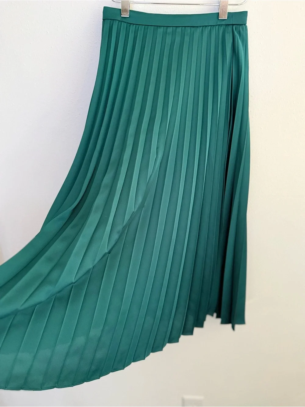 J. Crew Emerald Green Pleated Midi Skirt Satin Flowy Size 00 - Picture 3 of 6